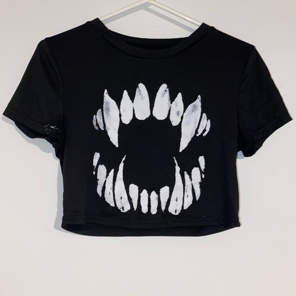 ROMWE Tops - Fang Crop Top